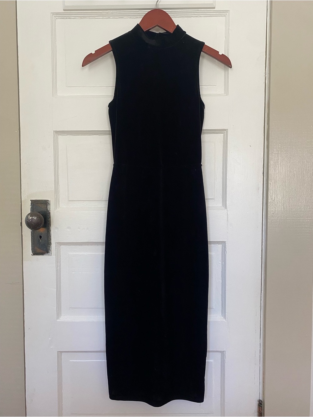 Women’s Black Velvet Mock Neck Sleeveless Dress